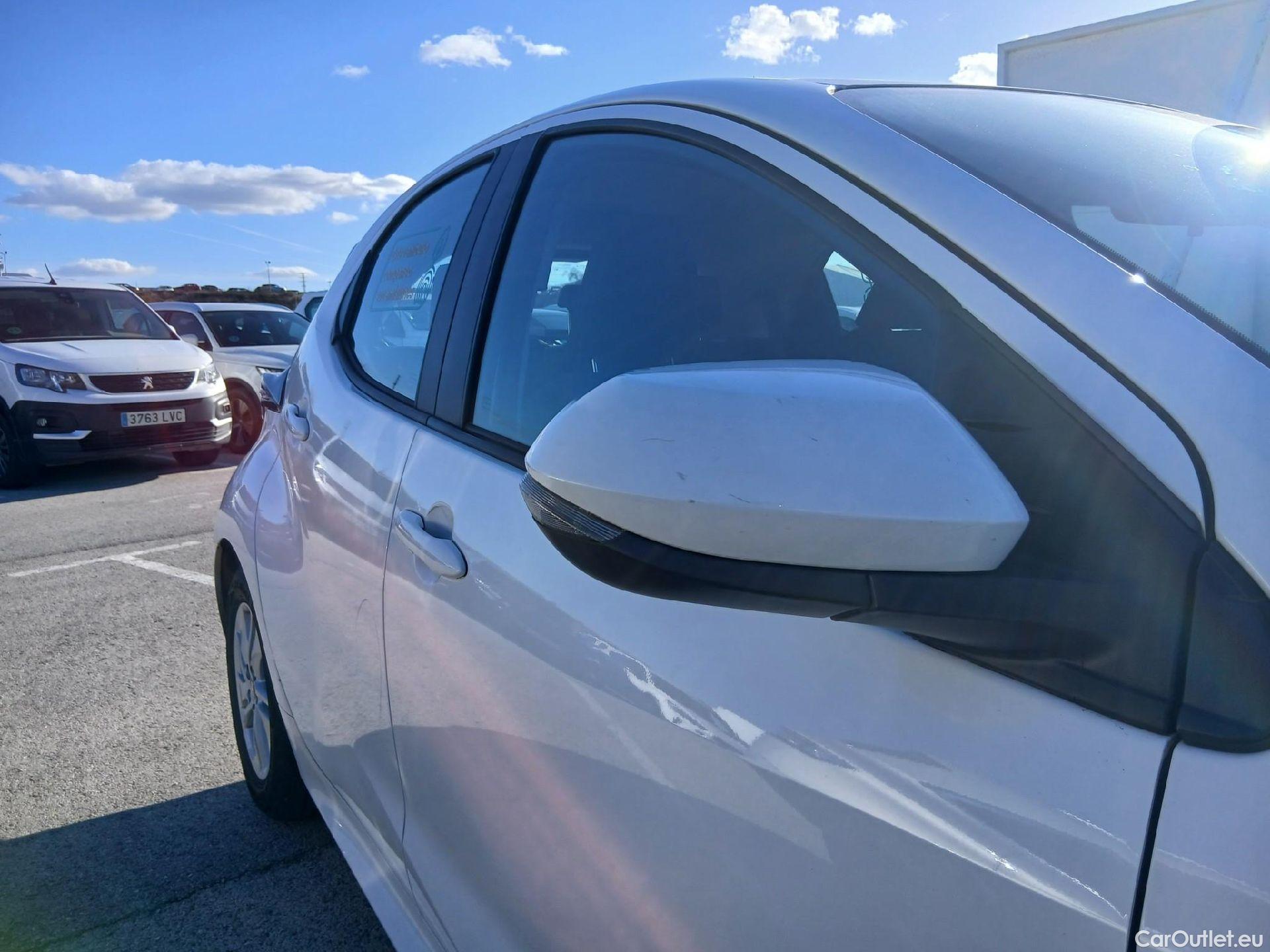  Toyota  Yaris TOYOTA  / 2020 / 5P / berlina con portón 1.5 120H Business Plus #41