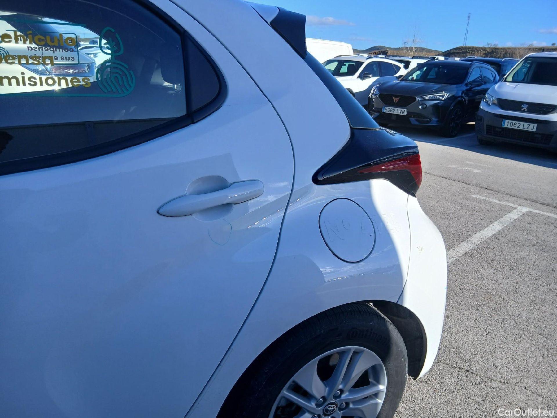  Toyota  Yaris TOYOTA  / 2020 / 5P / berlina con portón 1.5 120H Business Plus #27