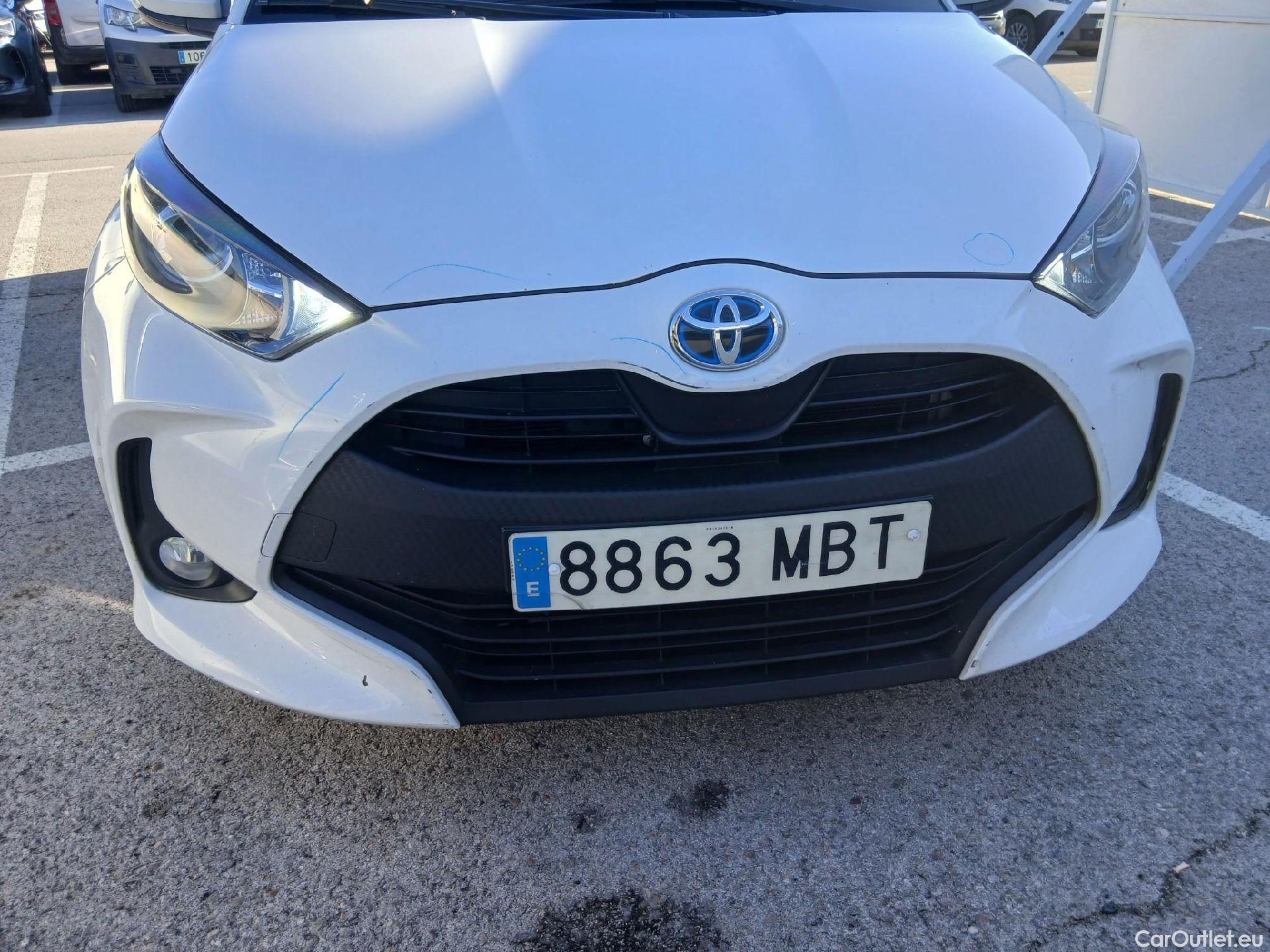  Toyota  Yaris TOYOTA  / 2020 / 5P / berlina con portón 1.5 120H Business Plus #5