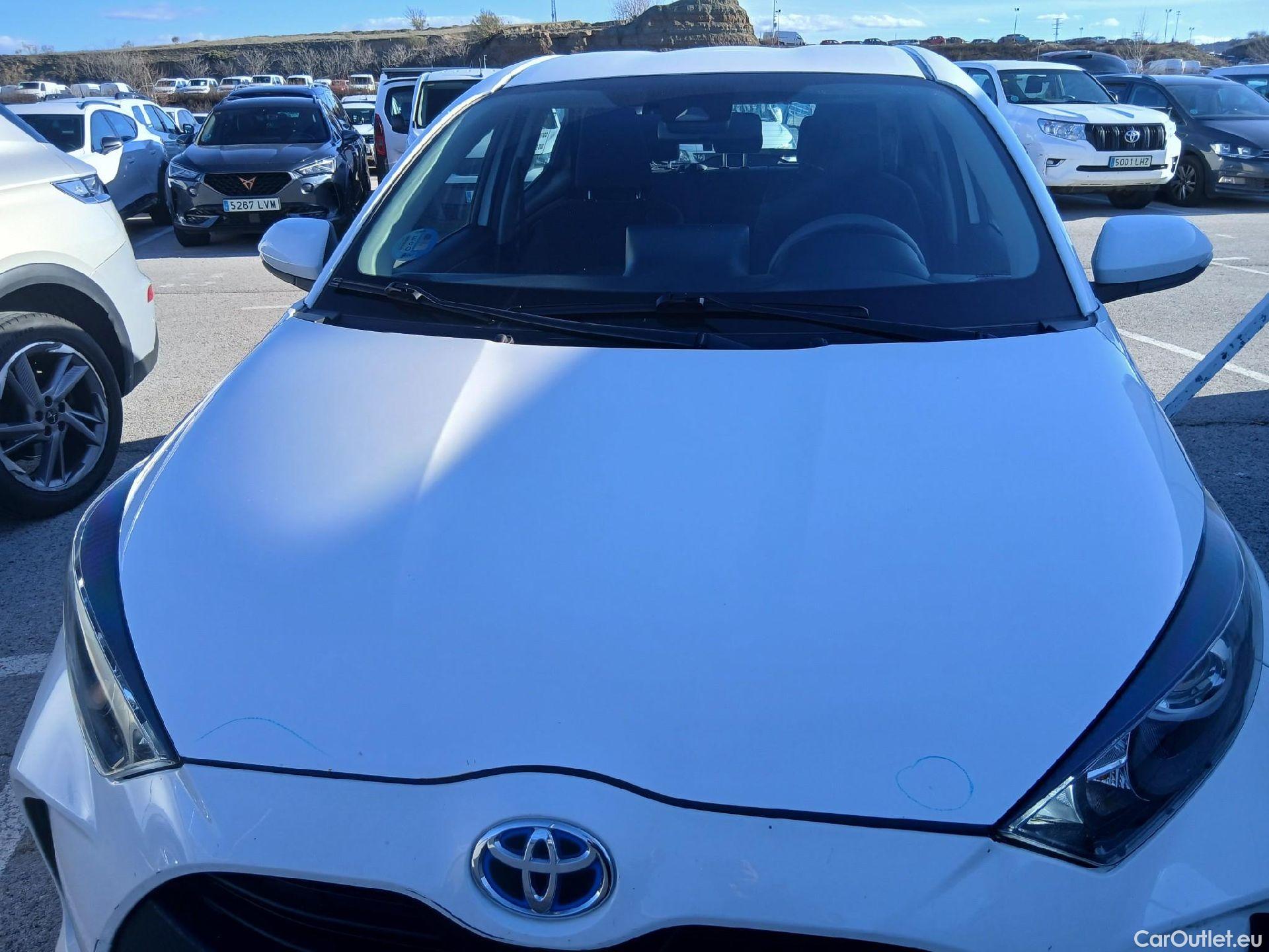  Toyota  Yaris TOYOTA  / 2020 / 5P / berlina con portón 1.5 120H Business Plus #3