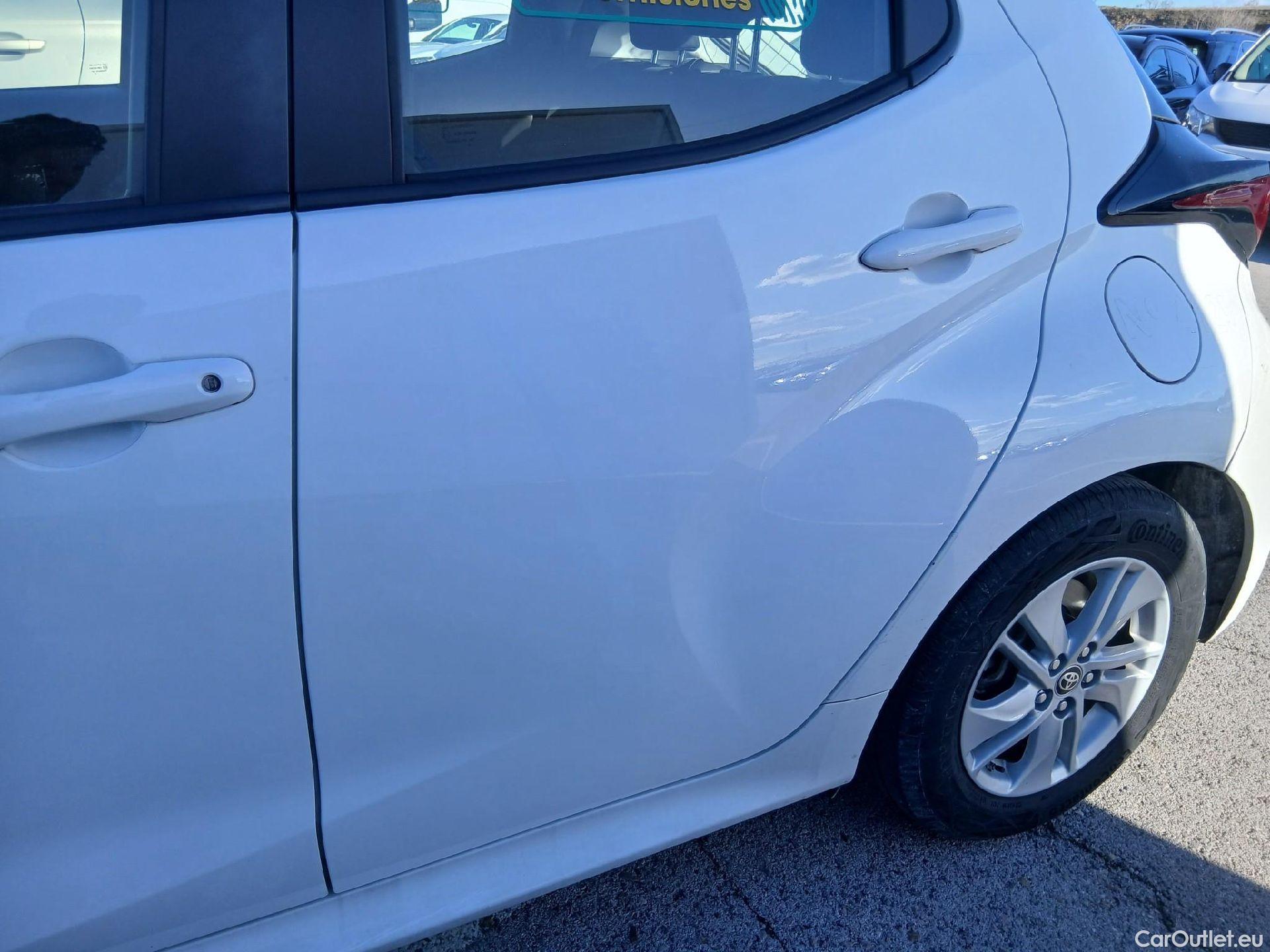  Toyota  Yaris TOYOTA  / 2020 / 5P / berlina con portón 1.5 120H Business Plus #17