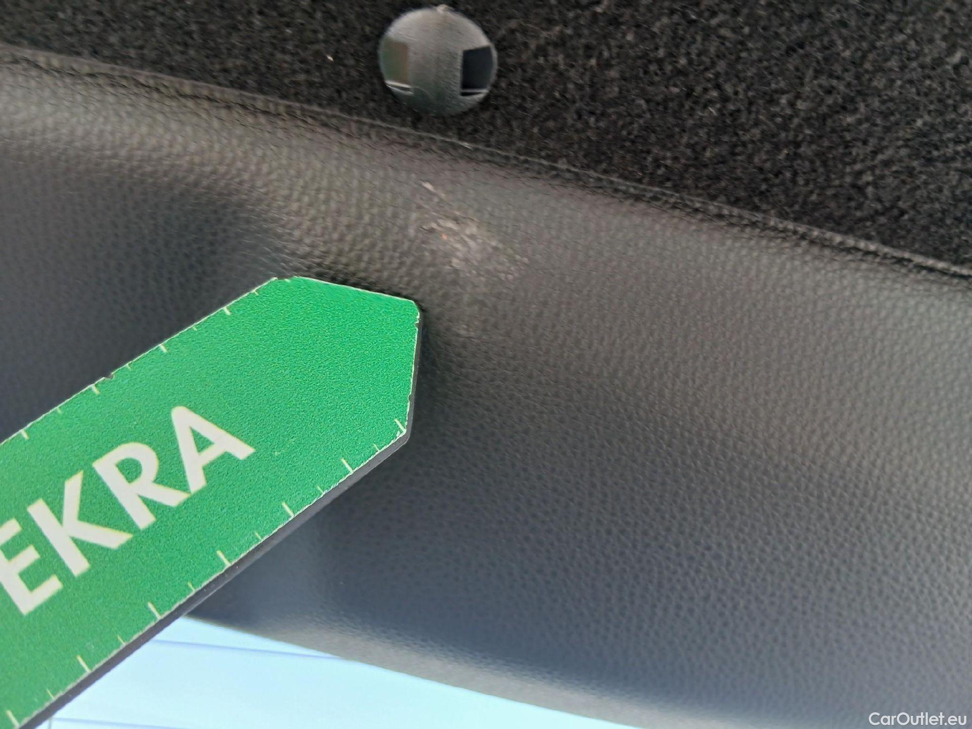  Toyota  Yaris TOYOTA  / 2020 / 5P / berlina con portón 1.5 120H Business Plus #32