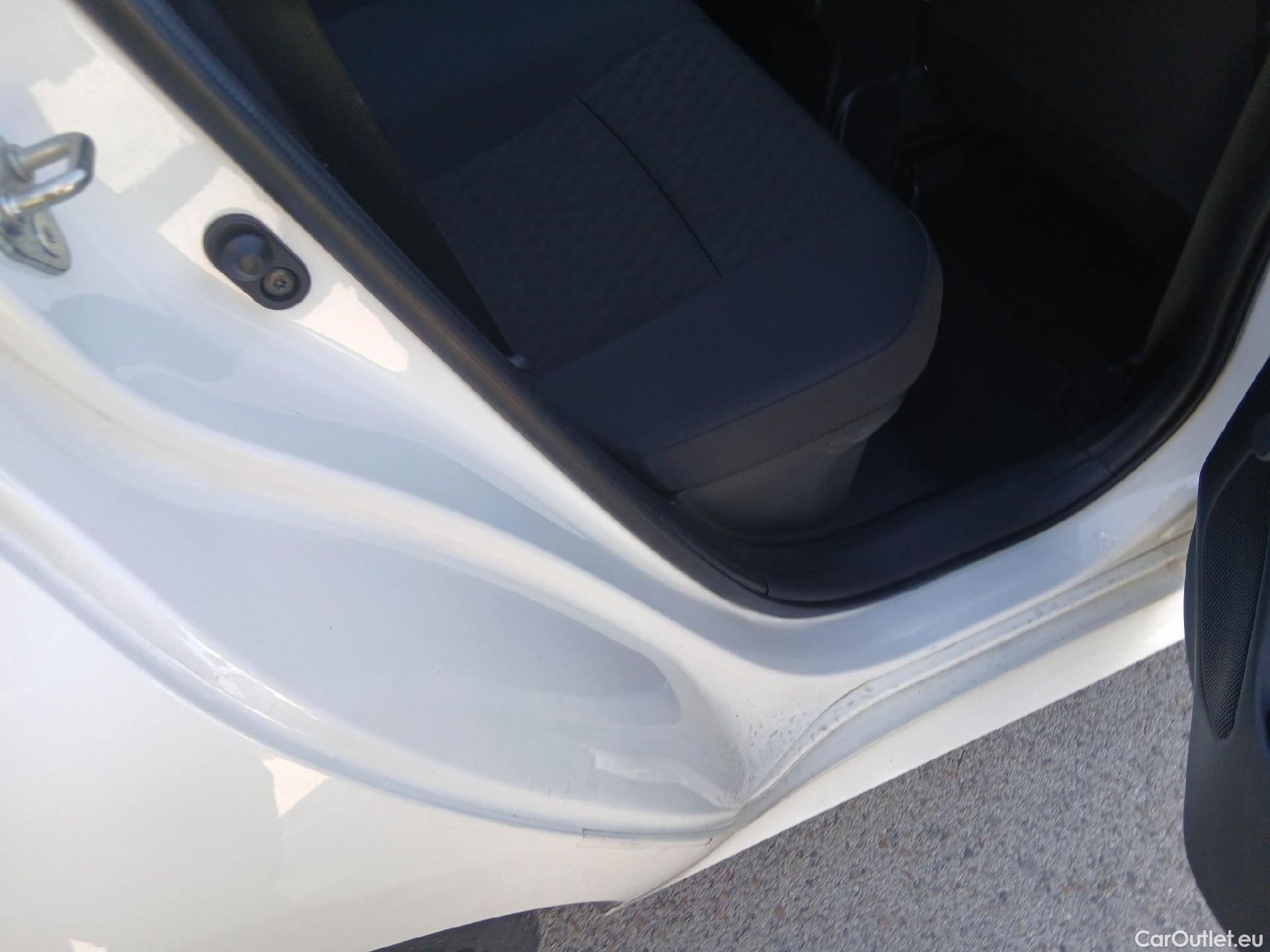  Toyota  Yaris TOYOTA  / 2020 / 5P / berlina con portón 1.5 120H Business Plus #38