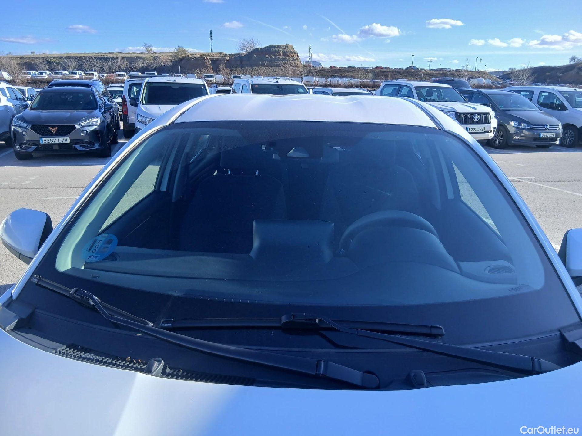  Toyota  Yaris TOYOTA  / 2020 / 5P / berlina con portón 1.5 120H Business Plus #1