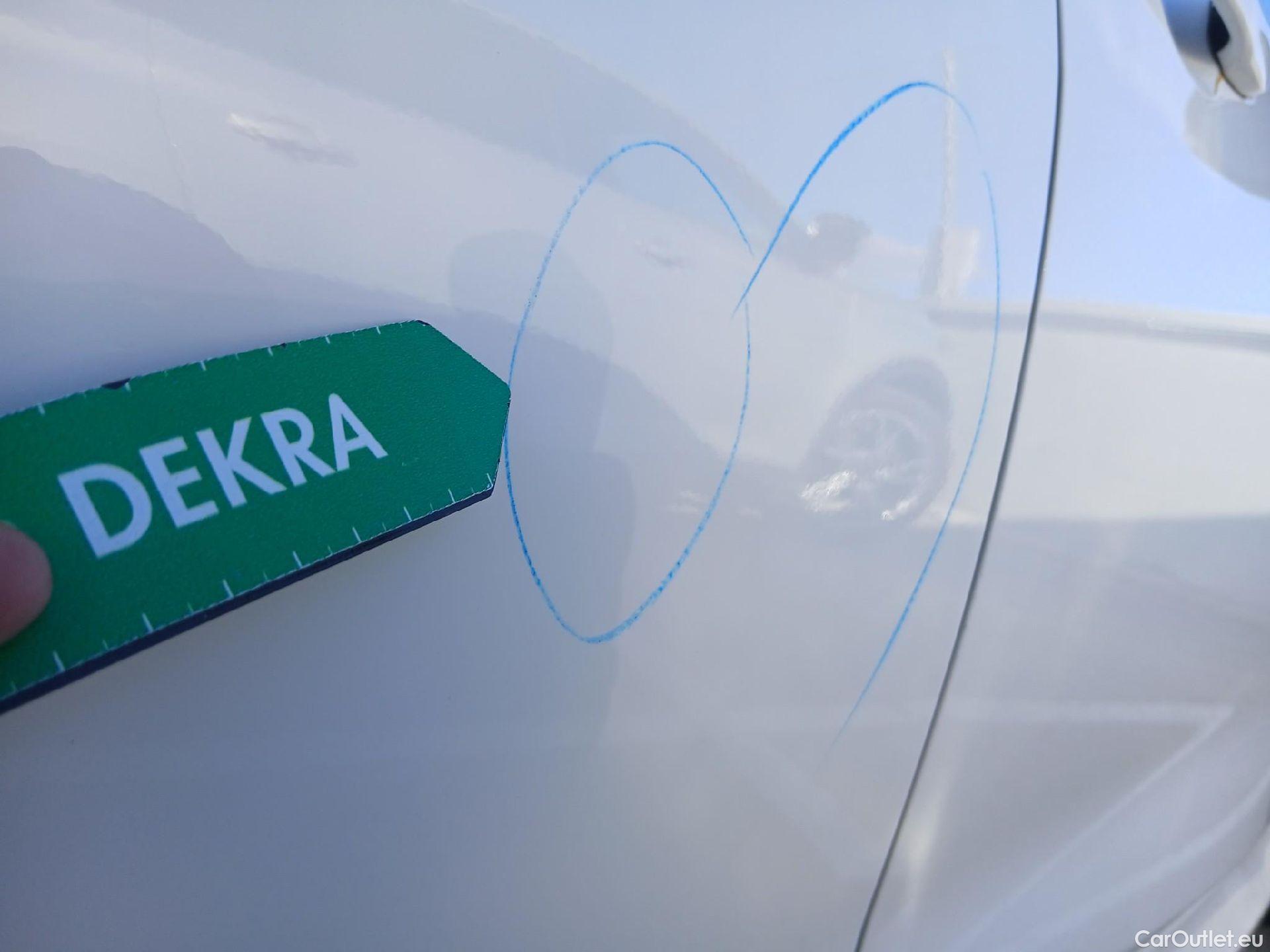  Toyota  Yaris TOYOTA  / 2020 / 5P / berlina con portón 1.5 120H Business Plus #34