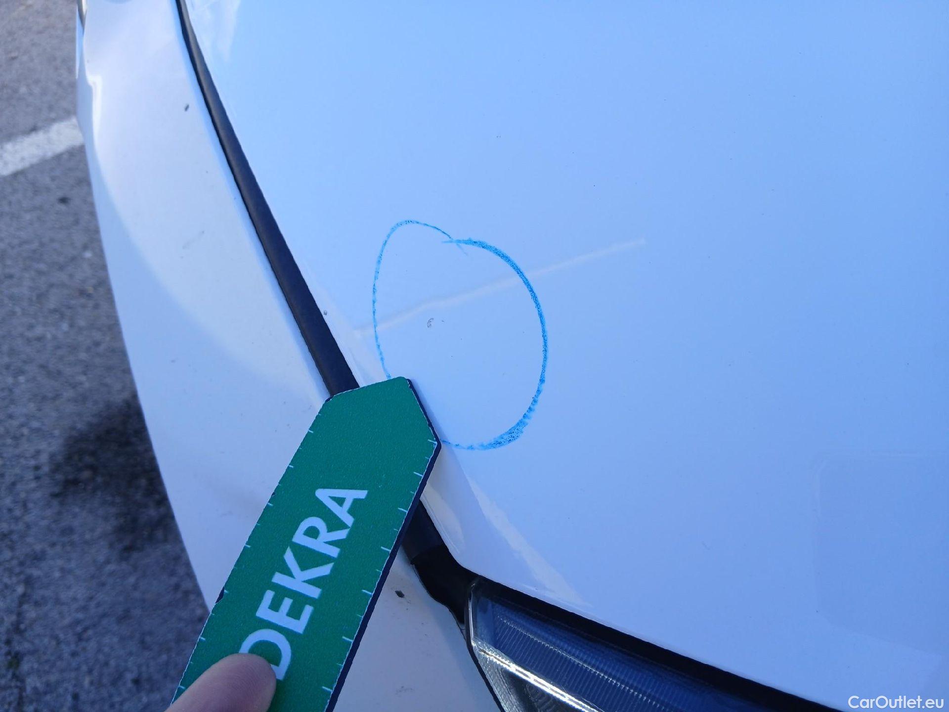  Toyota  Yaris TOYOTA  / 2020 / 5P / berlina con portón 1.5 120H Business Plus #2