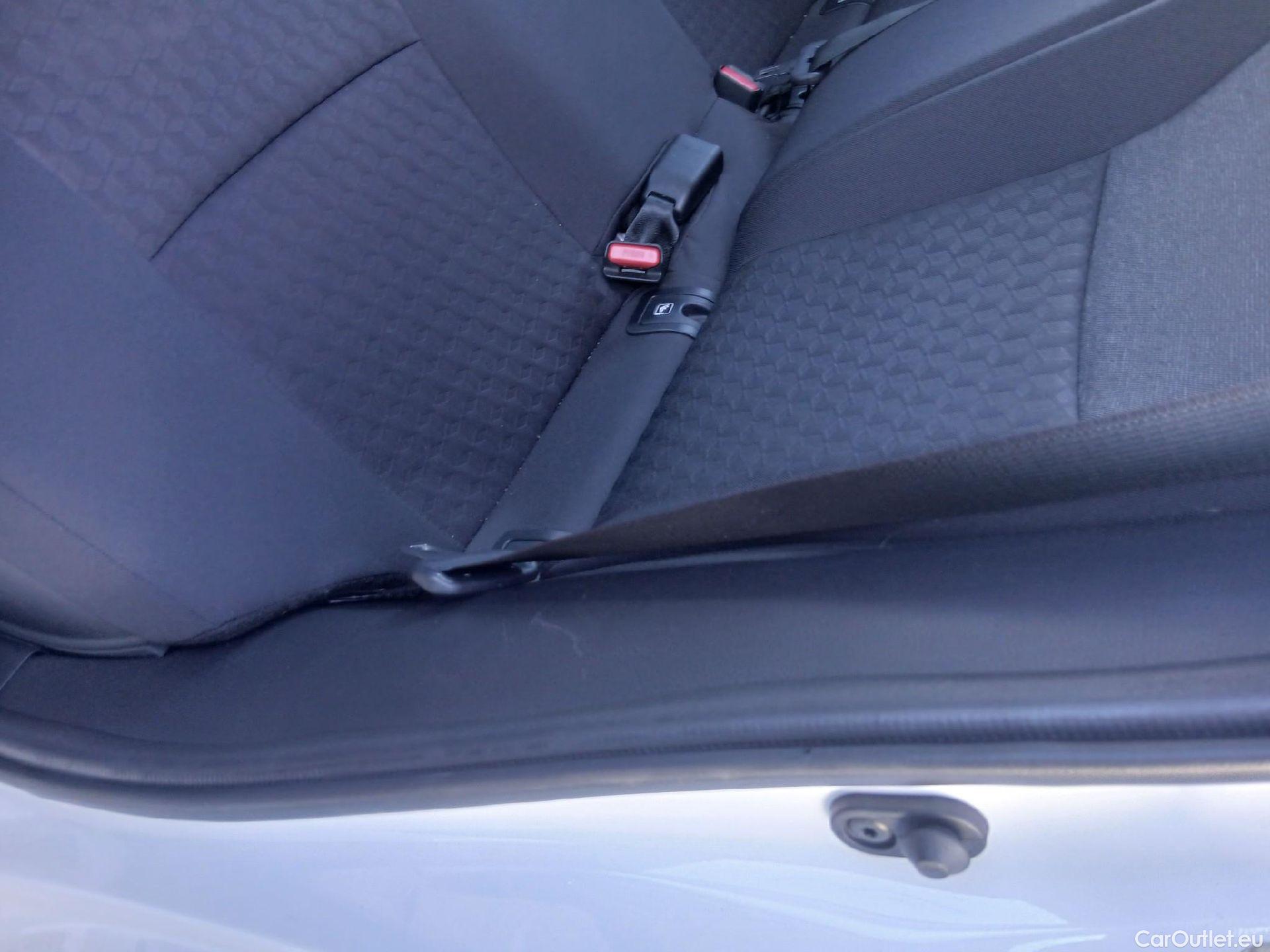  Toyota  Yaris TOYOTA  / 2020 / 5P / berlina con portón 1.5 120H Business Plus #20