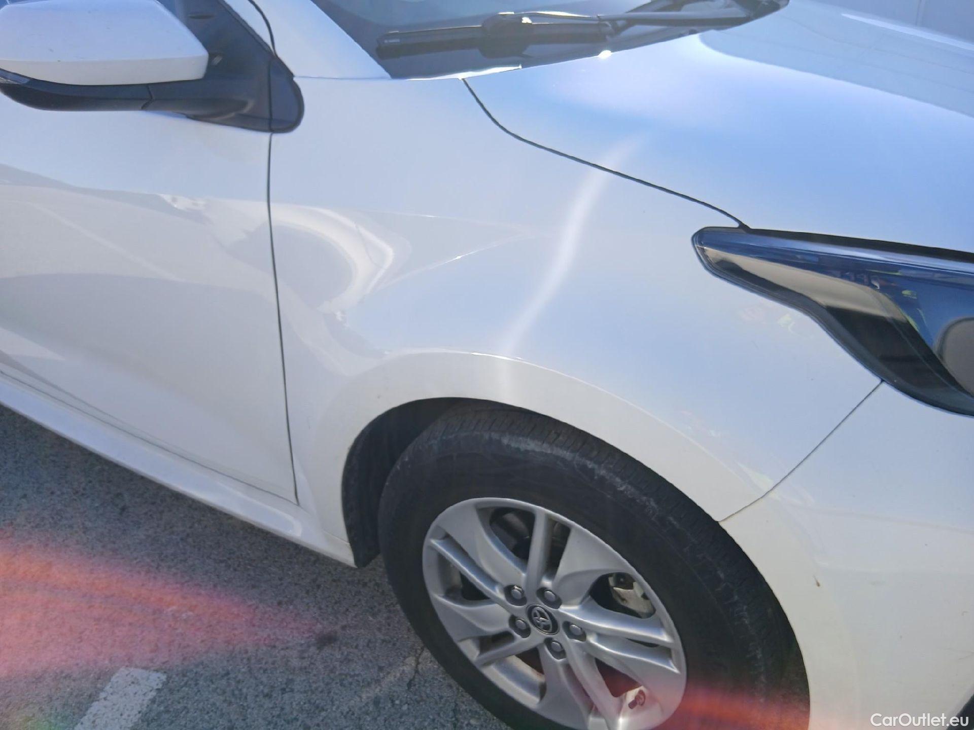  Toyota  Yaris TOYOTA  / 2020 / 5P / berlina con portón 1.5 120H Business Plus #40