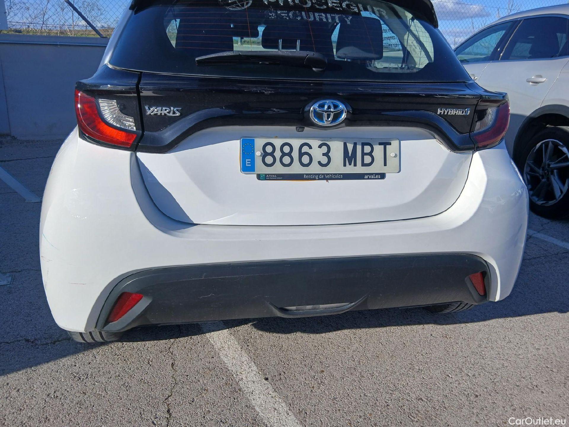  Toyota  Yaris TOYOTA  / 2020 / 5P / berlina con portón 1.5 120H Business Plus #25