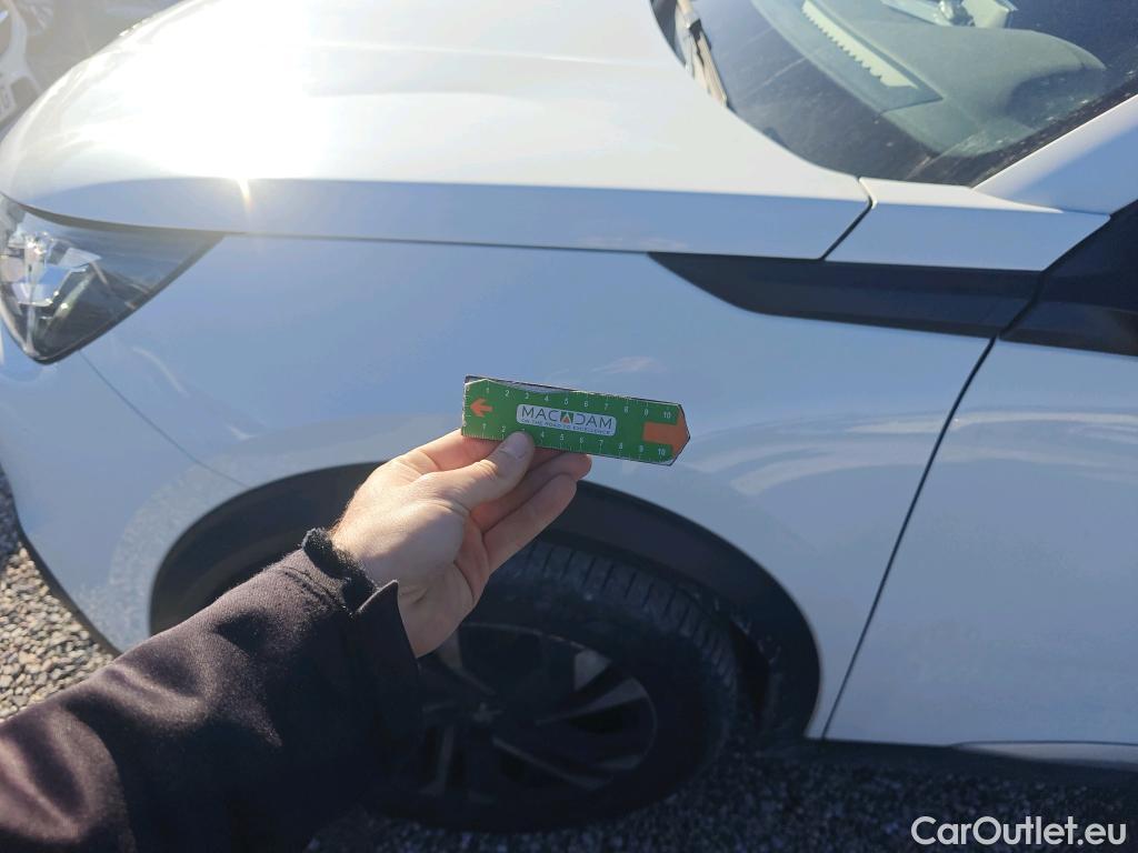  Peugeot  2008 PEUGEOT  / 2019 / 5P / todoterreno Allure BlueHDI 81kW (110CV) #59