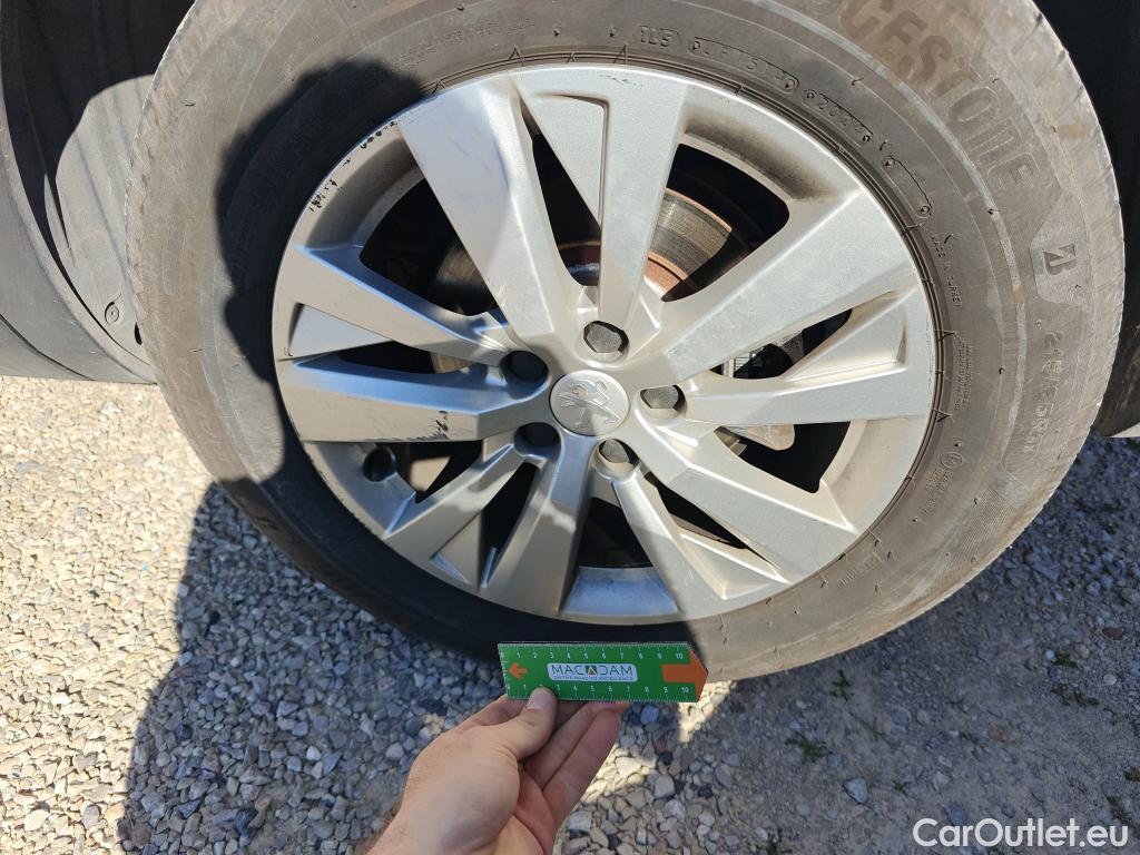  Peugeot  5008 PEUGEOT  / 2020 / 5P / todoterreno 1.2 PureTech 96KW S&S Active Pack EAT8 #29