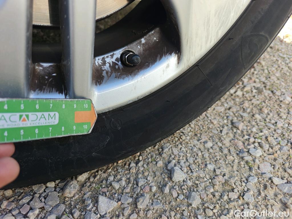  Toyota  Yaris TOYOTA  / 2020 / 5P / berlina con portón 1.5 120H Active Tech #23