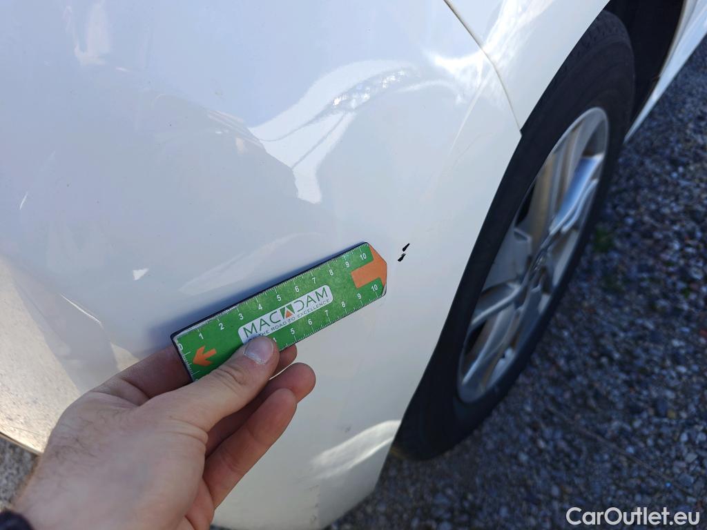  Toyota  Yaris TOYOTA  / 2020 / 5P / berlina con portón 1.5 120H Active Tech #50