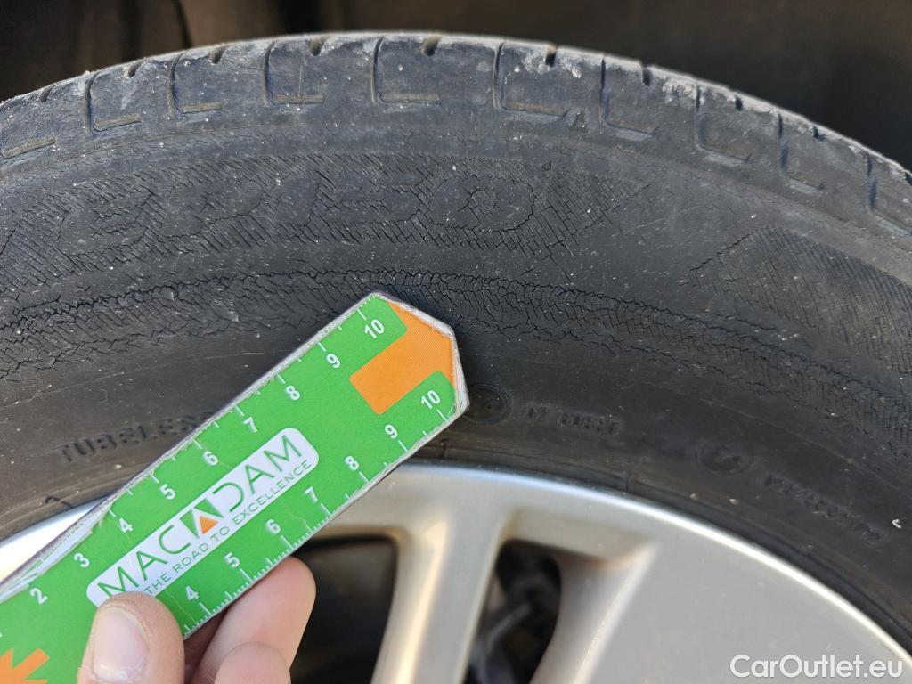  Toyota  Yaris TOYOTA  / 2020 / 5P / berlina con portón 1.5 120H Active Tech #28