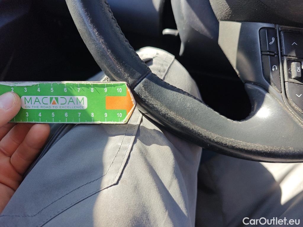  Toyota  Yaris TOYOTA  / 2020 / 5P / berlina con portón 1.5 120H Active Tech #48