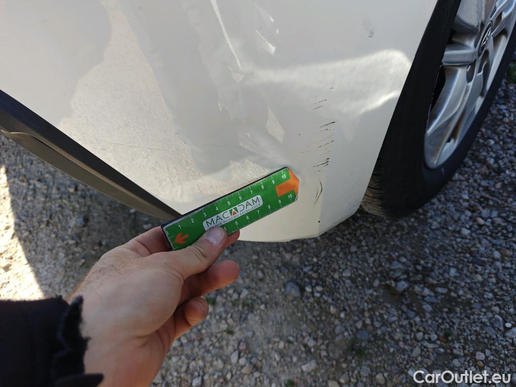  Toyota  Yaris TOYOTA  / 2020 / 5P / berlina con portón 1.5 120H Active Tech #51