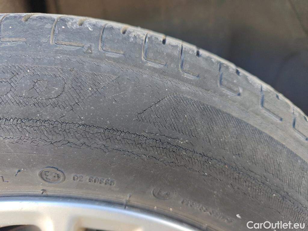  Toyota  Yaris TOYOTA  / 2020 / 5P / berlina con portón 1.5 120H Active Tech #29