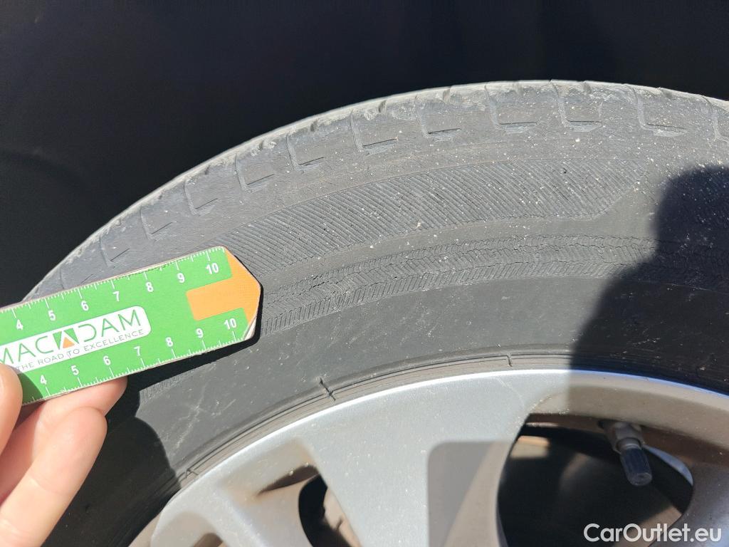  Toyota  Yaris TOYOTA  / 2020 / 5P / berlina con portón 1.5 120H Active Tech #64