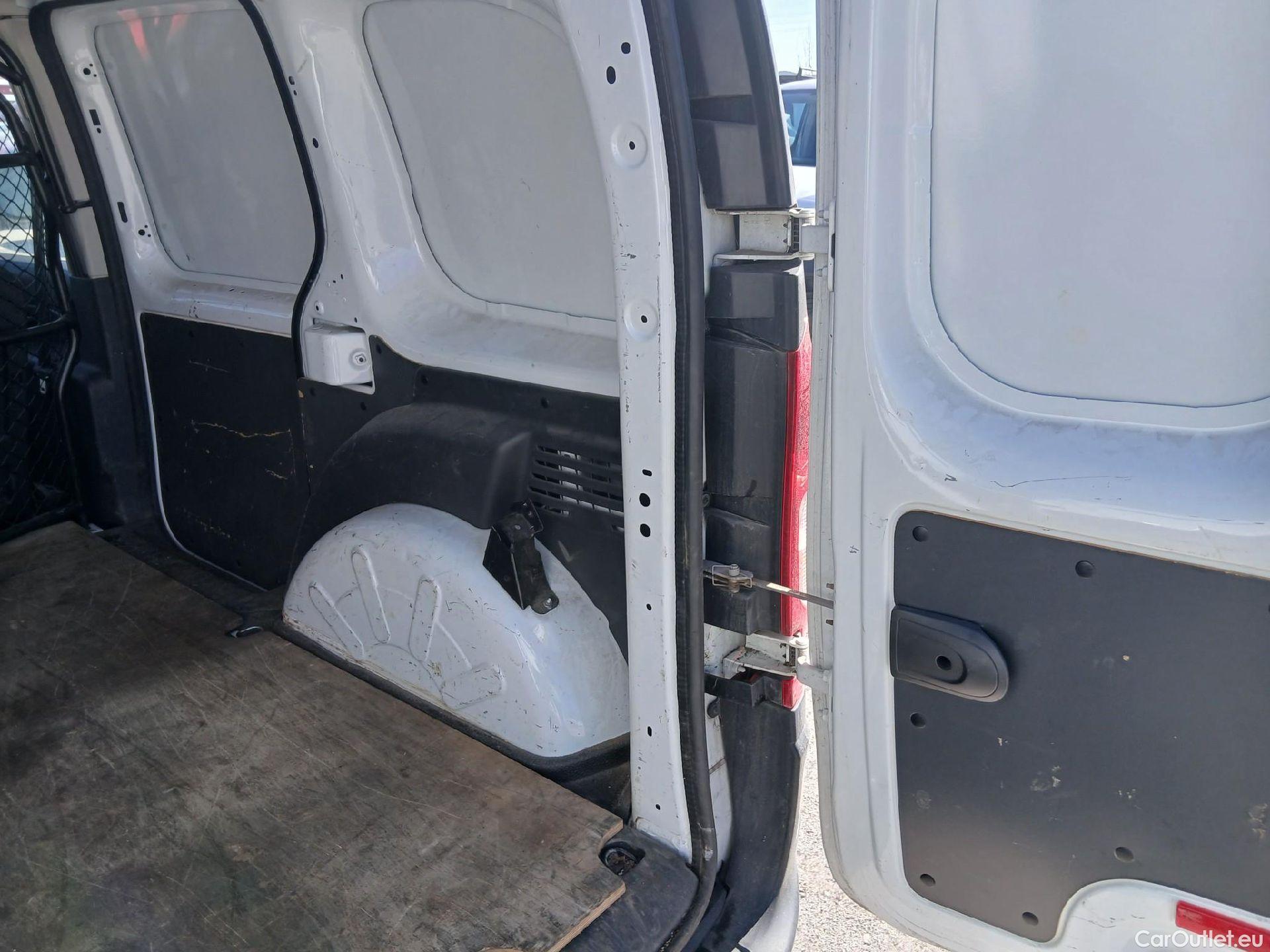  Mercedes  Citan MERCEDES-BENZ  / 2012 / 4P / furgón derivado de turismo 109 CDI Furgón Largo #3