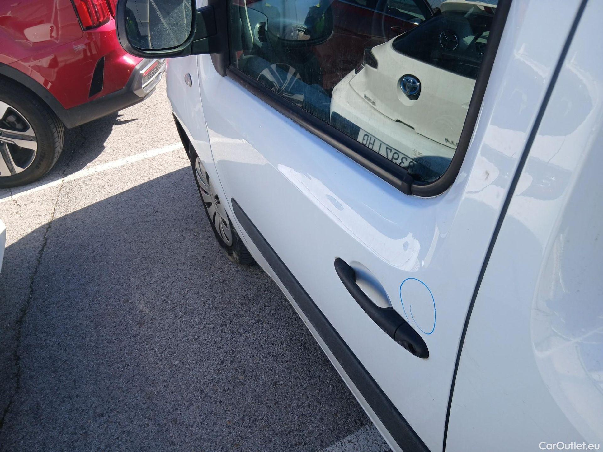  Mercedes  Citan MERCEDES-BENZ  / 2012 / 4P / furgón derivado de turismo 109 CDI Furgón Largo #15