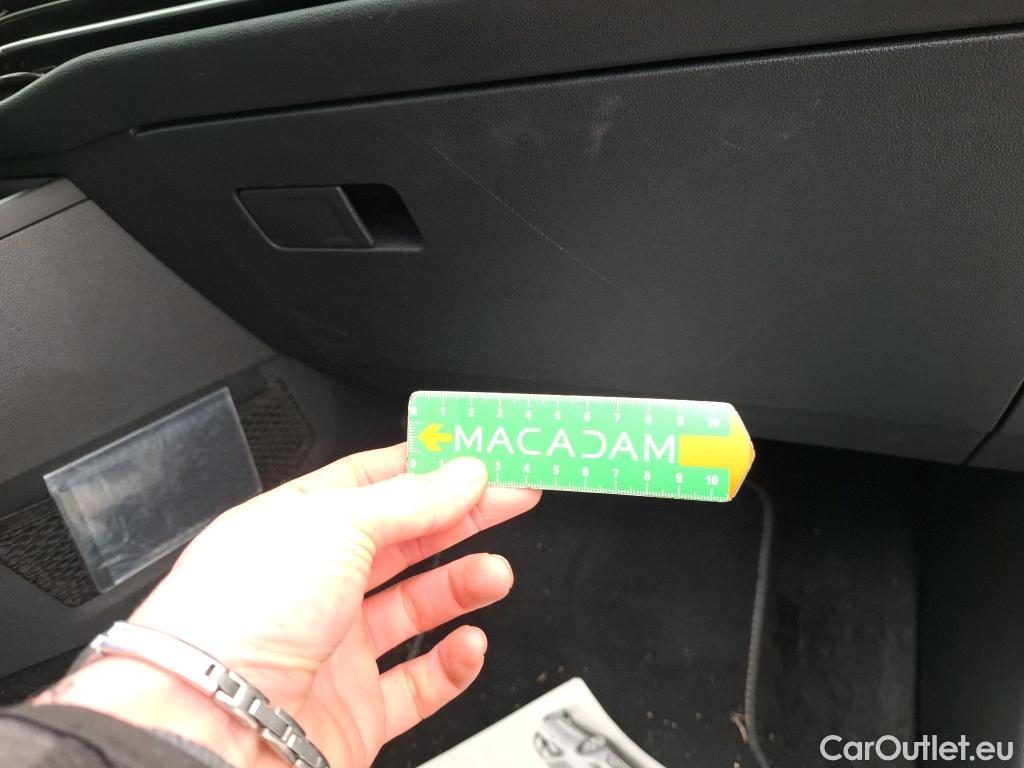  Volkswagen  Golf  VOLKSWAGEN / 2020 / 5P / Berline 2.0 TDI SCR 150 DSG7 Life Busi 1st #26