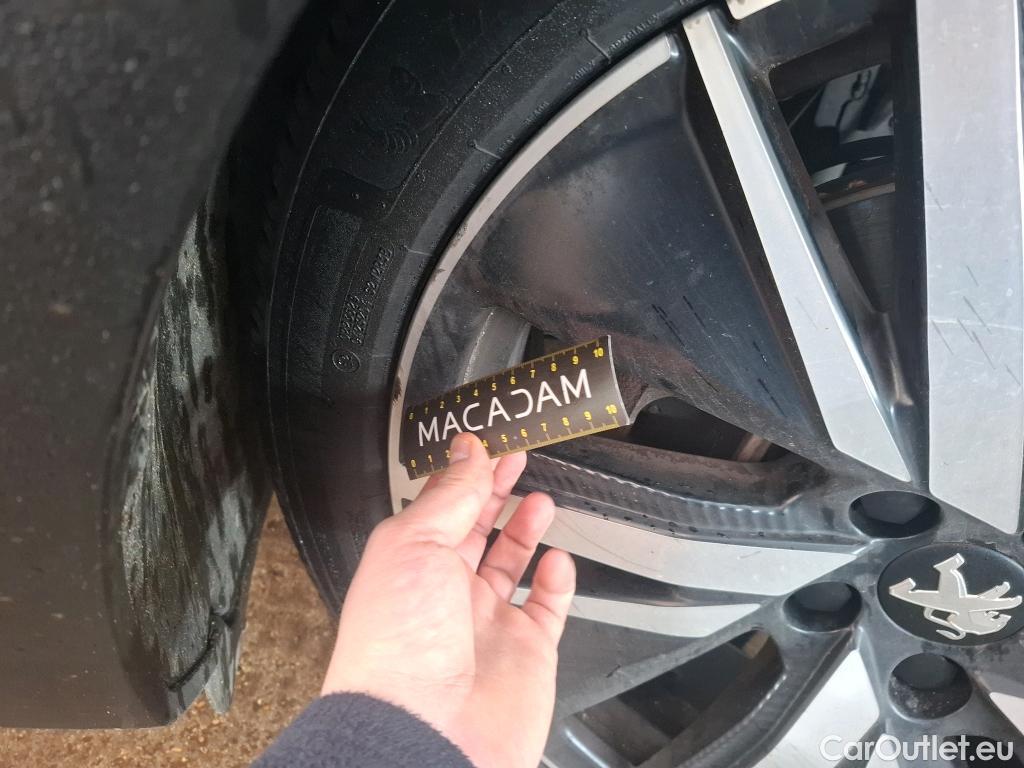  Peugeot  3008 PEUGEOT  / 2020 / 5P / SUV 1.6 HYBRID 225 E-EAT8 GT Pack #26