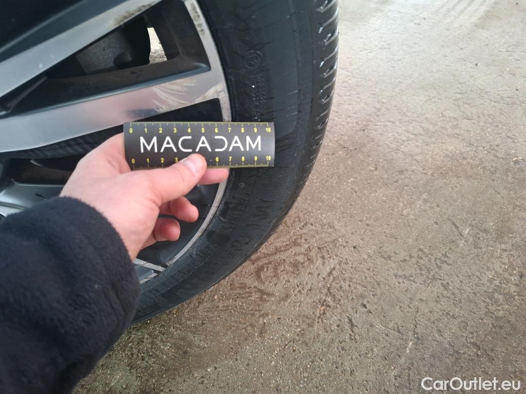  Peugeot  3008 PEUGEOT  / 2020 / 5P / SUV 1.6 HYBRID 225 E-EAT8 GT Pack #36