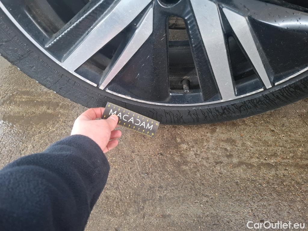  Peugeot  3008 PEUGEOT  / 2020 / 5P / SUV 1.6 HYBRID 225 E-EAT8 GT Pack #32