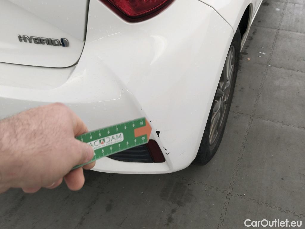  Toyota  Yaris TOYOTA  / 2017 / 5P / berlina con portón 1.5 100H Active #13