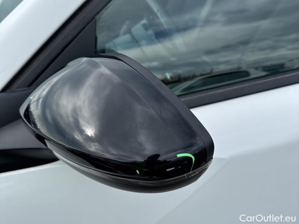  Peugeot  2008 PEUGEOT  / 2019 / 5P / todoterreno Allure BlueHDI 81kW (110CV) #24