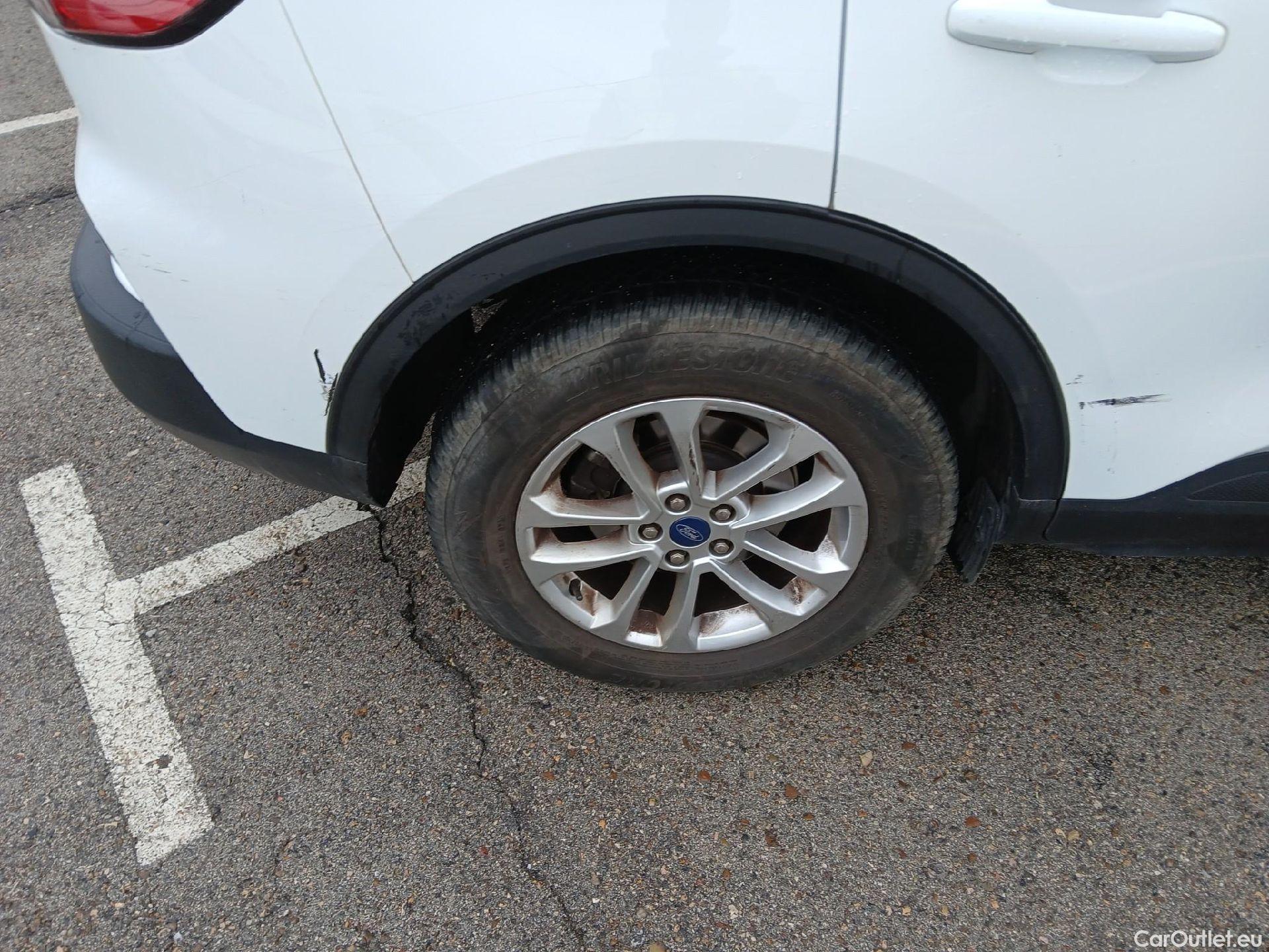  Ford  Kuga FORD  / 2019 / 5P / todoterreno Titanium 1.5T EcoBoost 88kW (120CV) #4