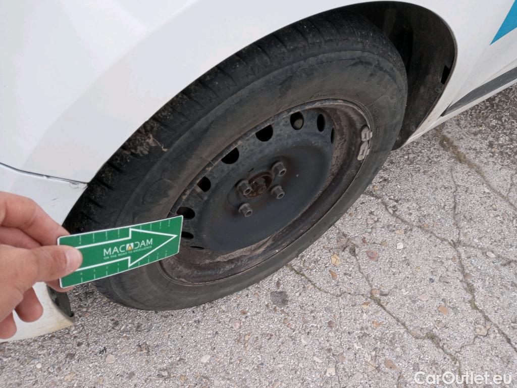  Renault  Clio RENAULT  / 2019 / 5P / berlina con portón Business TCe 74 kW (100CV) GLP #13