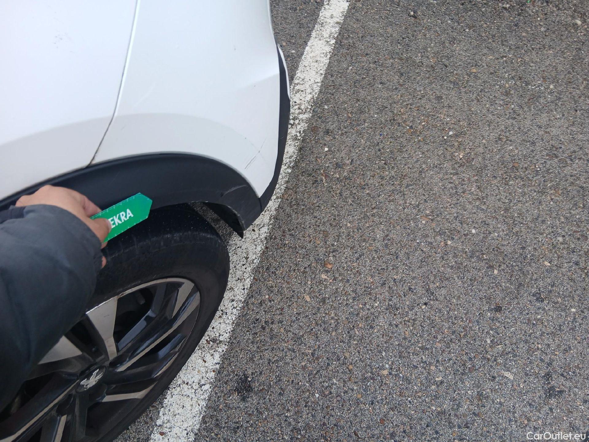  Peugeot  2008 PEUGEOT  / 2019 / 5P / todoterreno Allure BlueHDI 81kW (110CV) #36