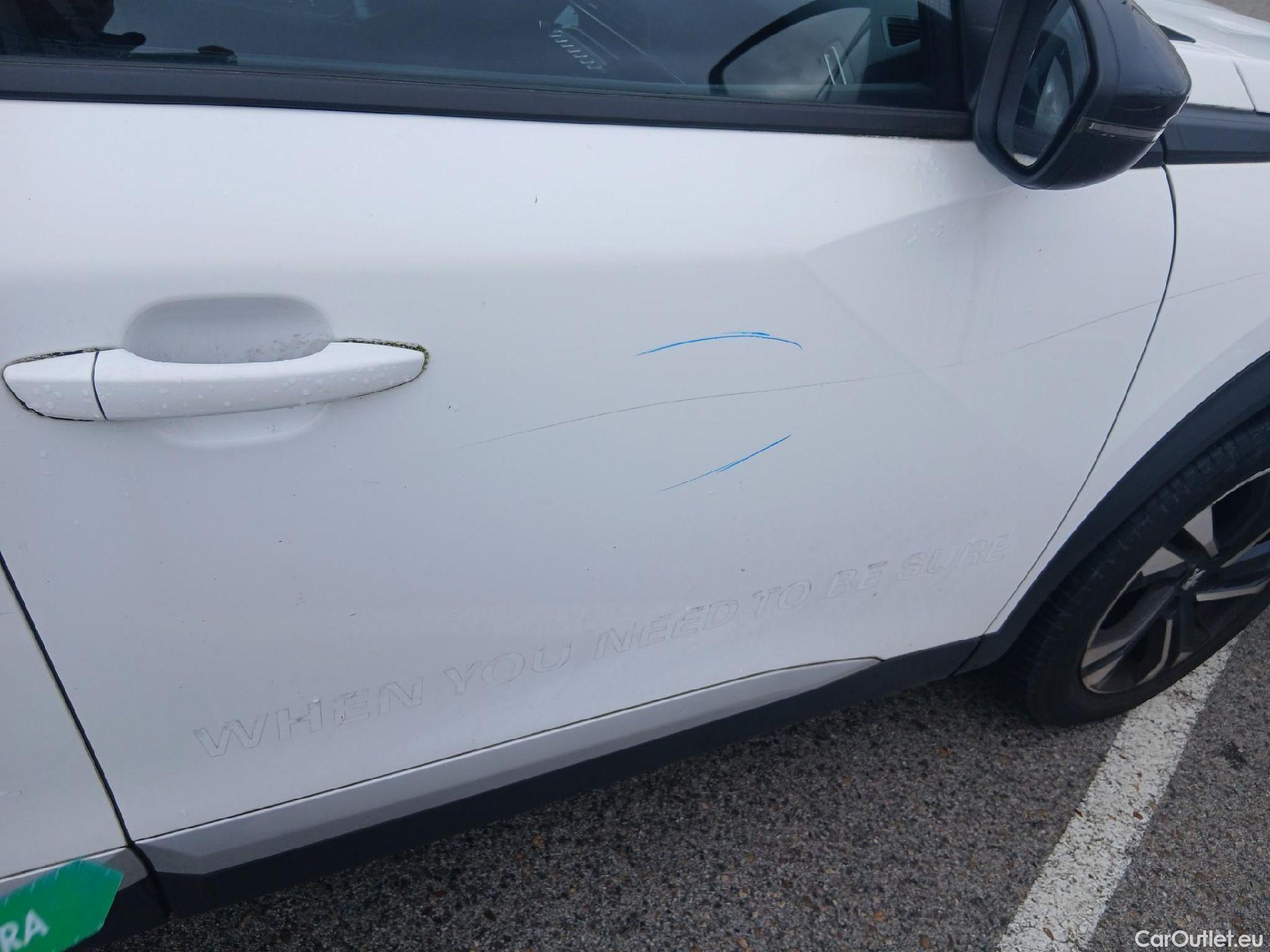  Peugeot  2008 PEUGEOT  / 2019 / 5P / todoterreno Allure BlueHDI 81kW (110CV) #32