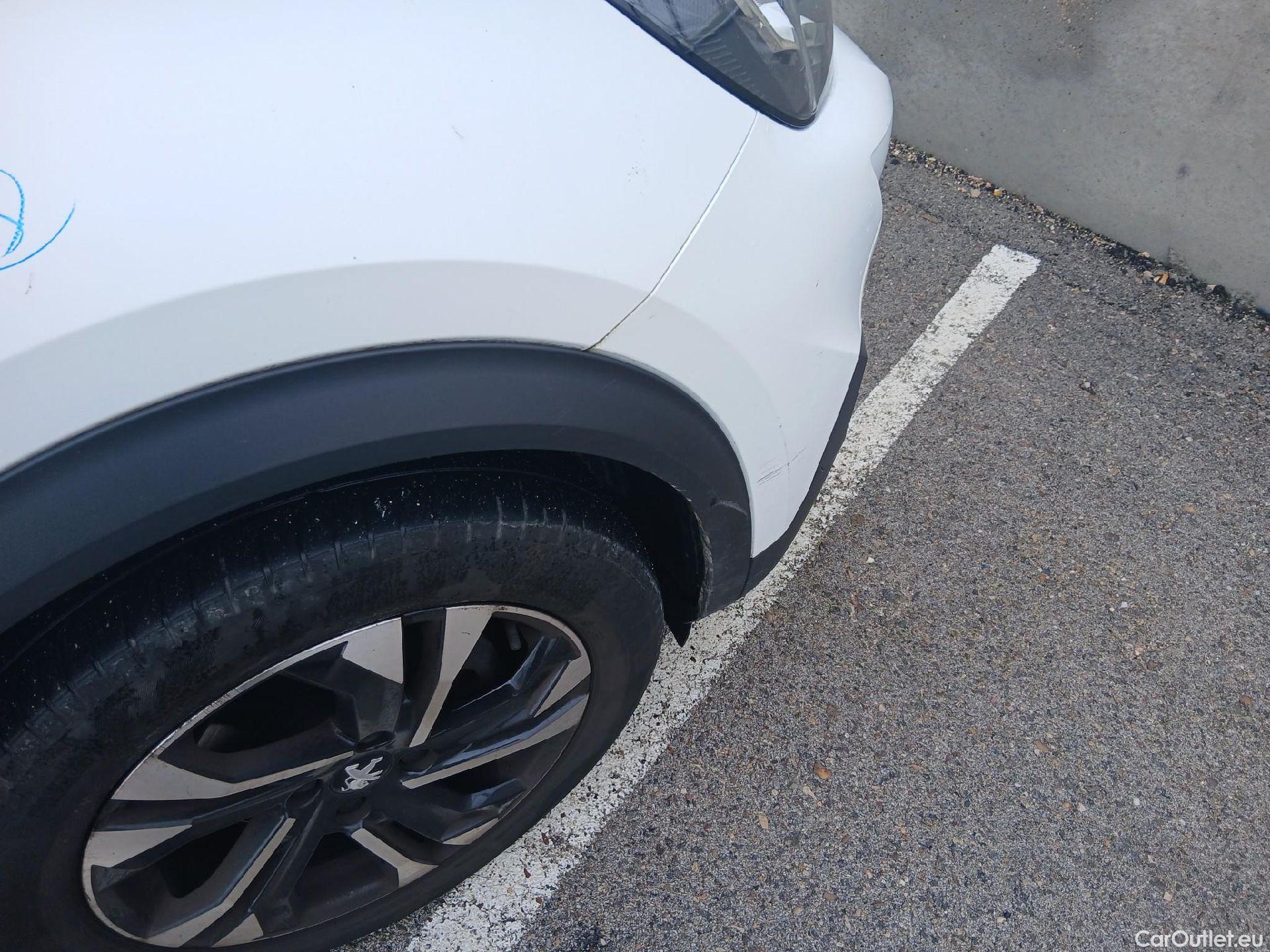  Peugeot  2008 PEUGEOT  / 2019 / 5P / todoterreno Allure BlueHDI 81kW (110CV) #35