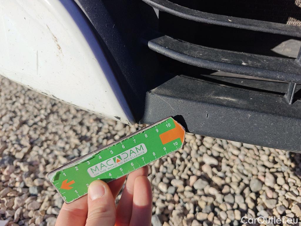  Toyota  Yaris TOYOTA  / 2020 / 5P / berlina con portón 1.5 120H Active Tech #78