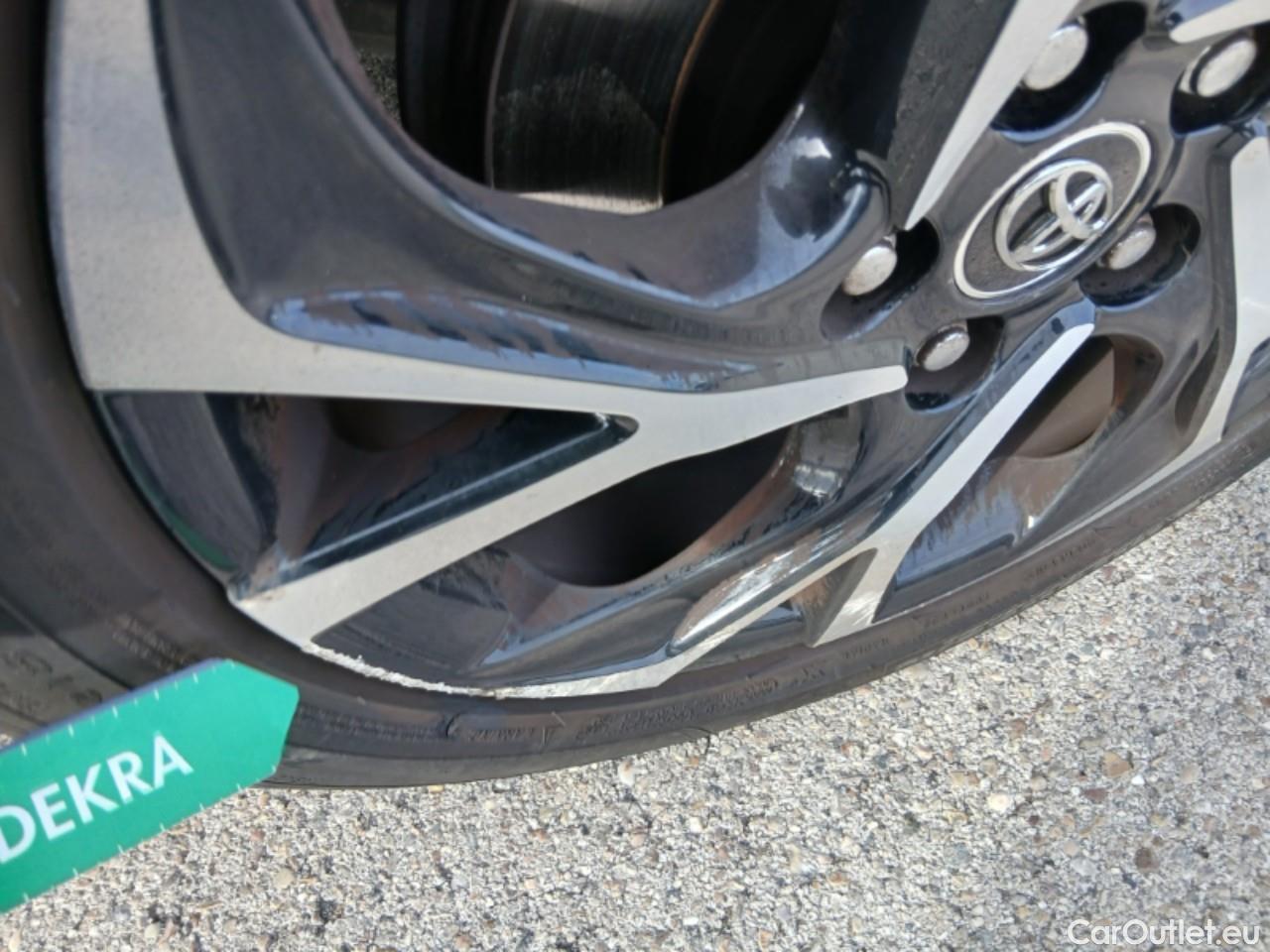  Toyota  C-HR TOYOTA  / 2016 / 5P / todoterreno 1.8 125H Advance (CX) #11