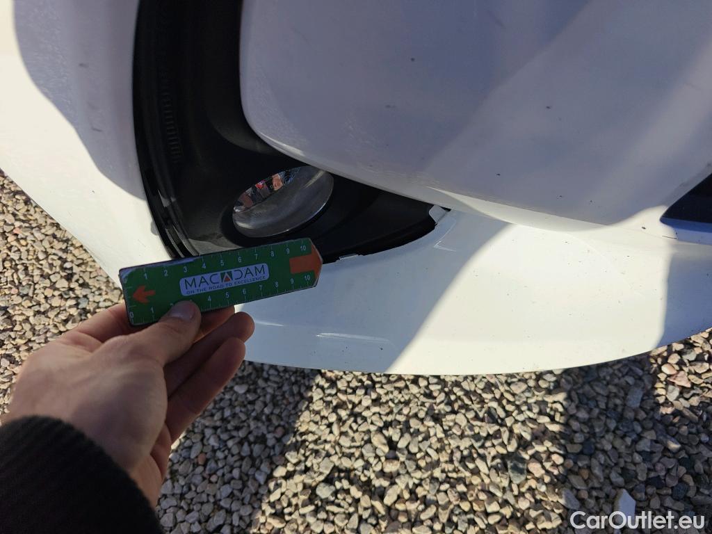  Toyota  Yaris TOYOTA  / 2020 / 5P / berlina con portón 1.5 120H Active Tech #53