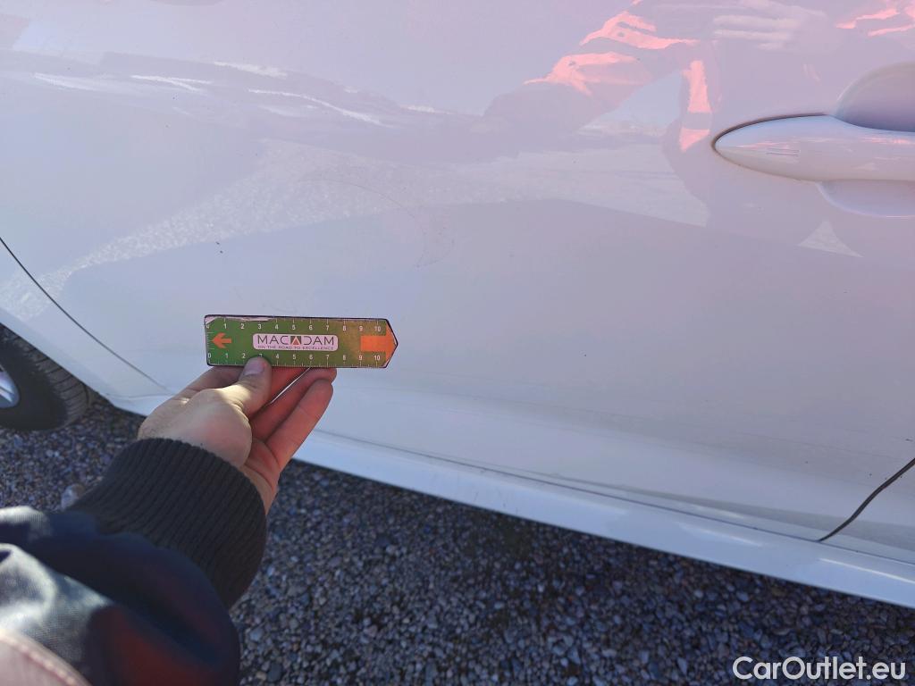  Toyota  Yaris TOYOTA  / 2020 / 5P / berlina con portón 1.5 120H Active Tech #40