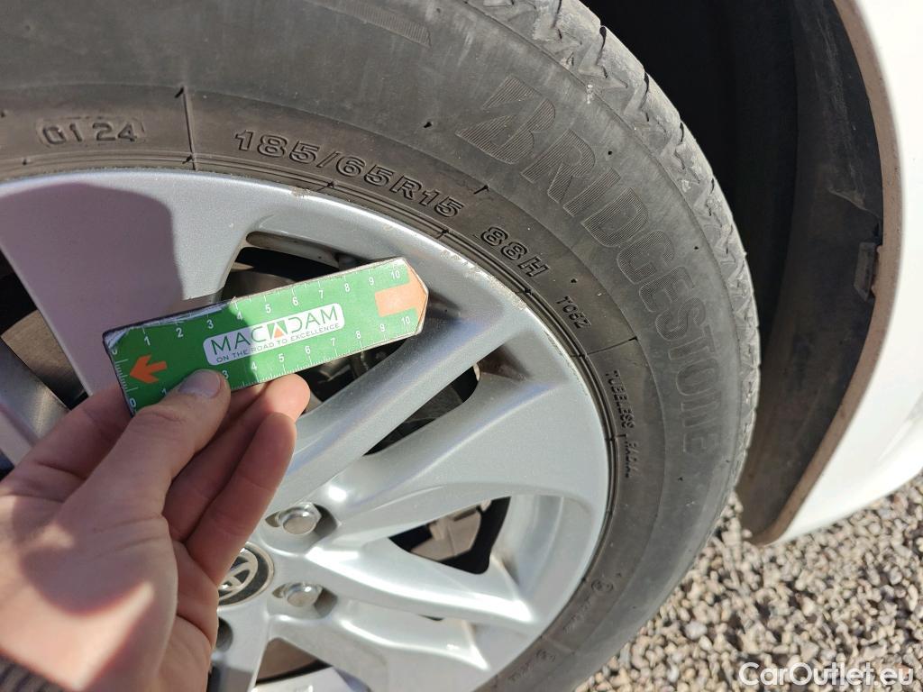  Toyota  Yaris TOYOTA  / 2020 / 5P / berlina con portón 1.5 120H Active Tech #50