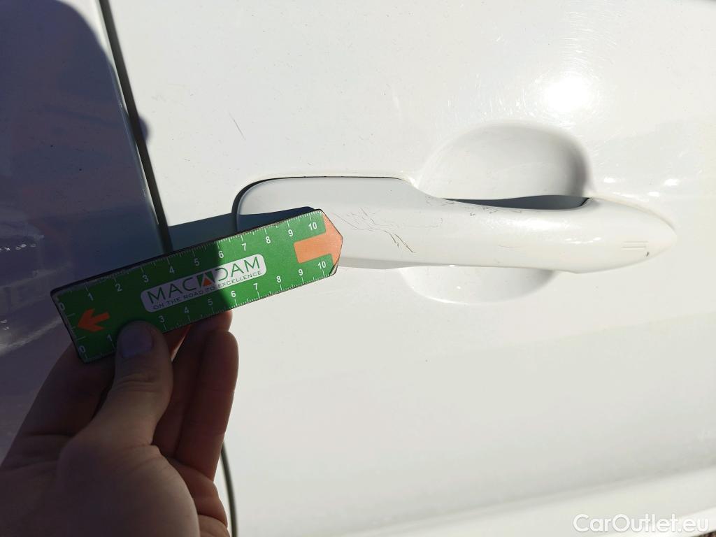  Toyota  Yaris TOYOTA  / 2020 / 5P / berlina con portón 1.5 120H Active Tech #74