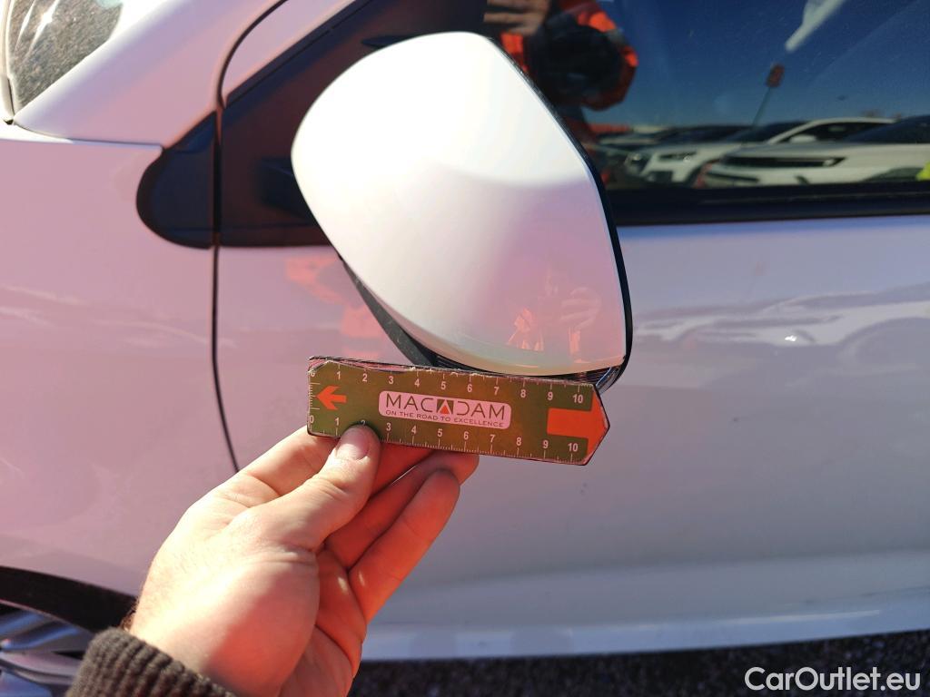  Toyota  Yaris TOYOTA  / 2020 / 5P / berlina con portón 1.5 120H Active Tech #75