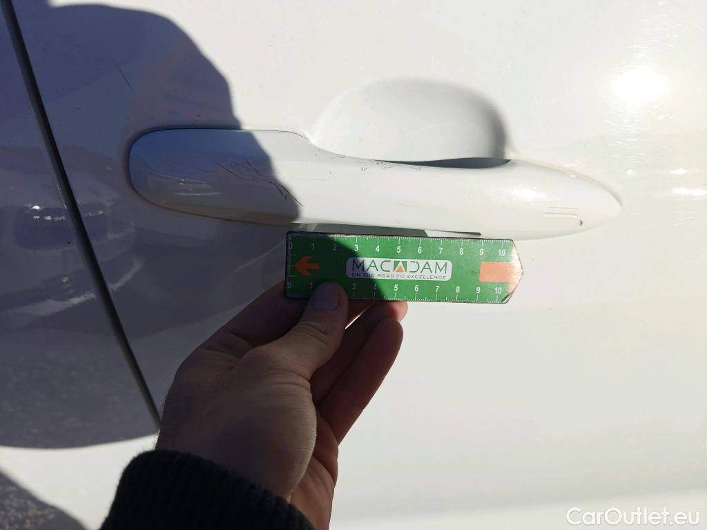  Toyota  Yaris TOYOTA  / 2020 / 5P / berlina con portón 1.5 120H Active Tech #72