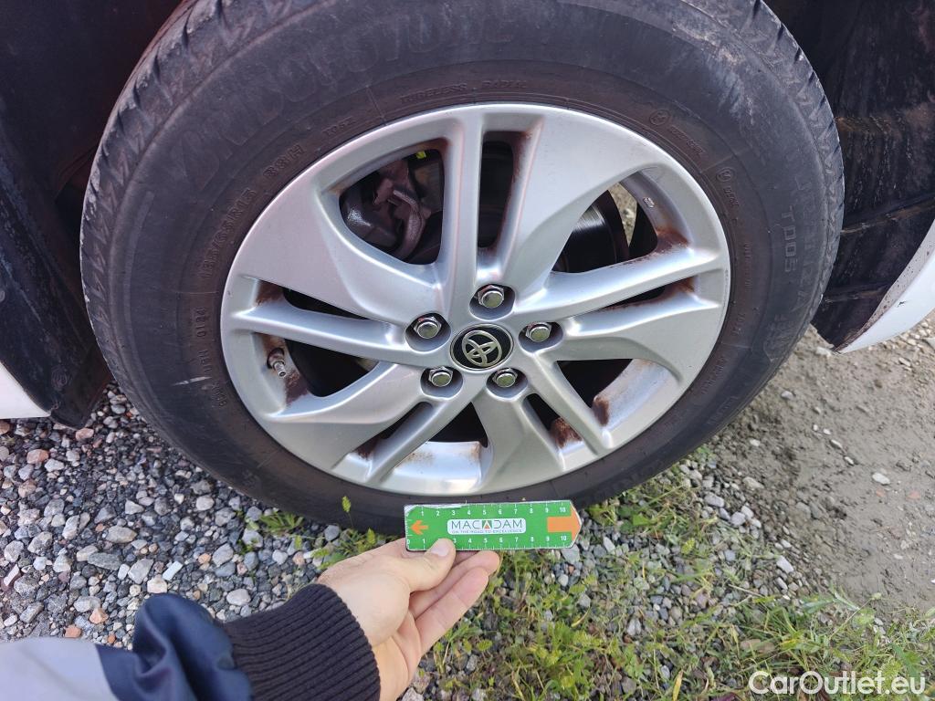  Toyota  Yaris TOYOTA  / 2020 / 5P / berlina con portón 1.5 120H Active Tech #46