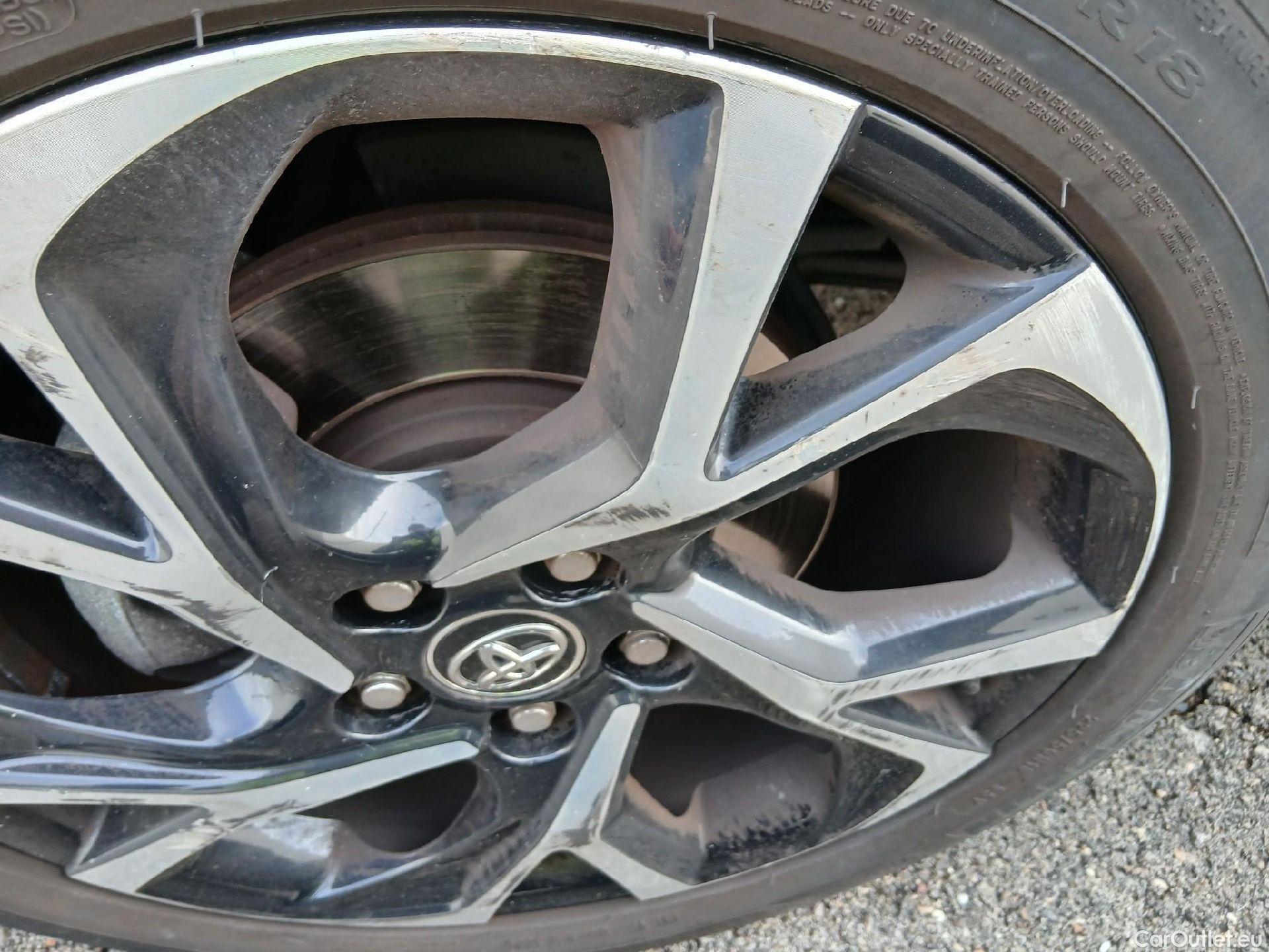  Toyota  C-HR TOYOTA  / 2016 / 5P / todoterreno 1.8 125H Advance (CX) #2