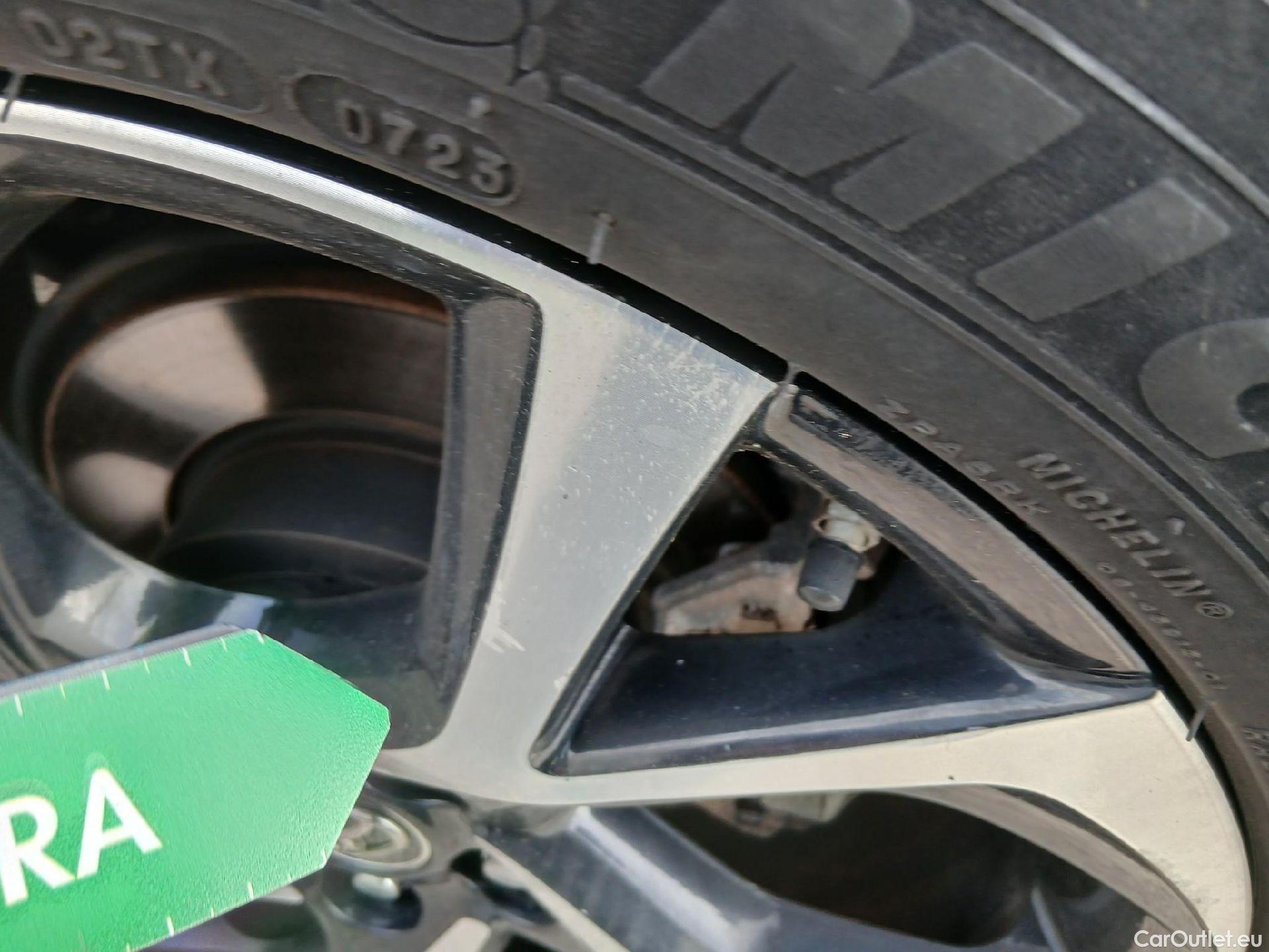  Toyota  C-HR TOYOTA  / 2016 / 5P / todoterreno 1.8 125H Advance (CX) #4