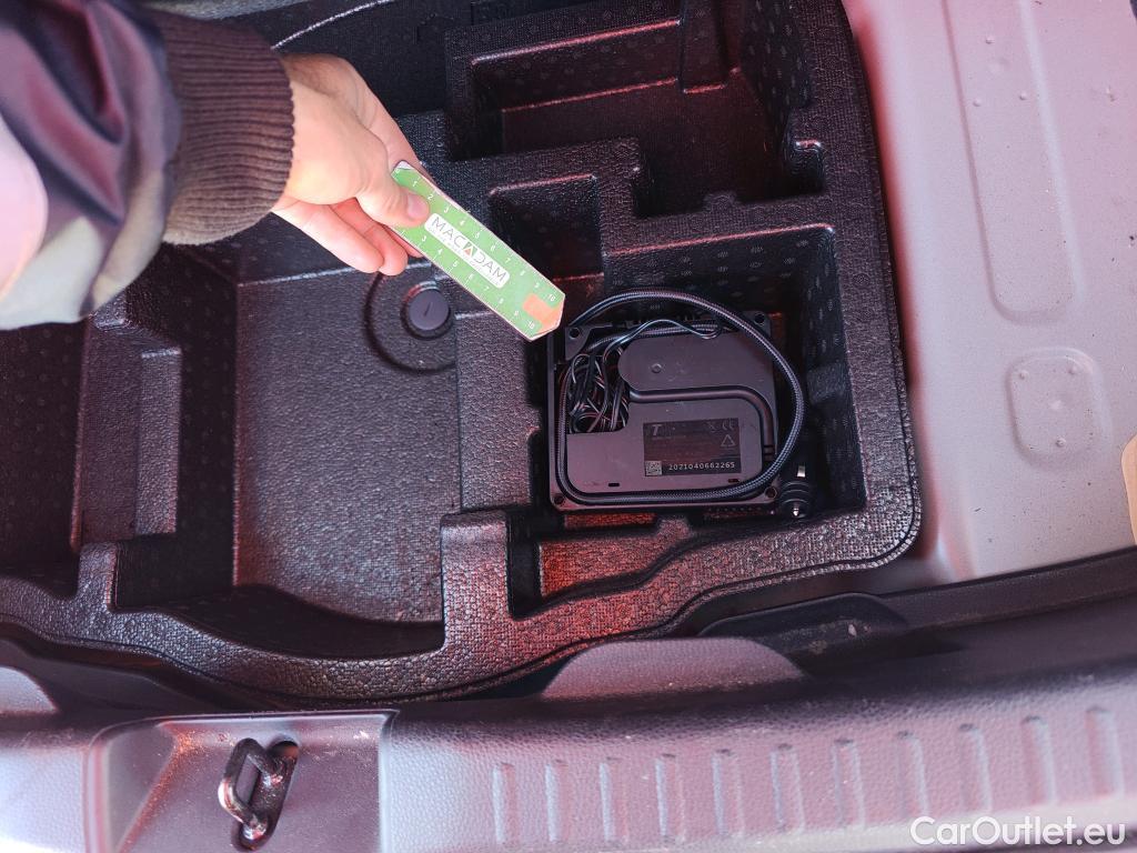  Toyota  Yaris TOYOTA  / 2020 / 5P / berlina con portón 1.5 120H Active Tech #36