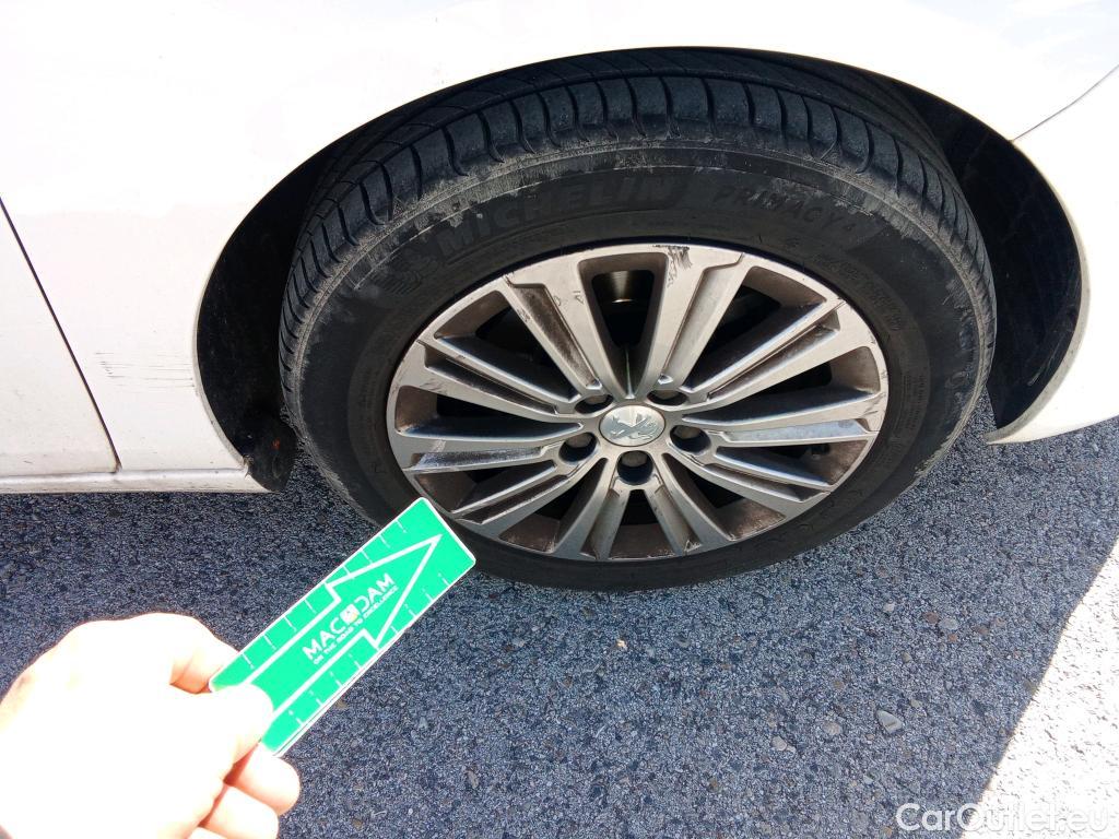  Peugeot  308 PEUGEOT  / 2017 / 5P / berlina con portón 5p Allure PureTech 130 S&S (CX) #6