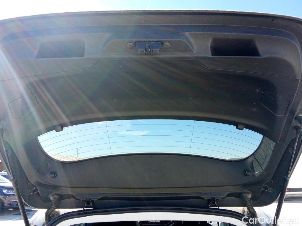  Peugeot  308 PEUGEOT  / 2017 / 5P / berlina con portón 5p Allure PureTech 130 S&S (CX) #7