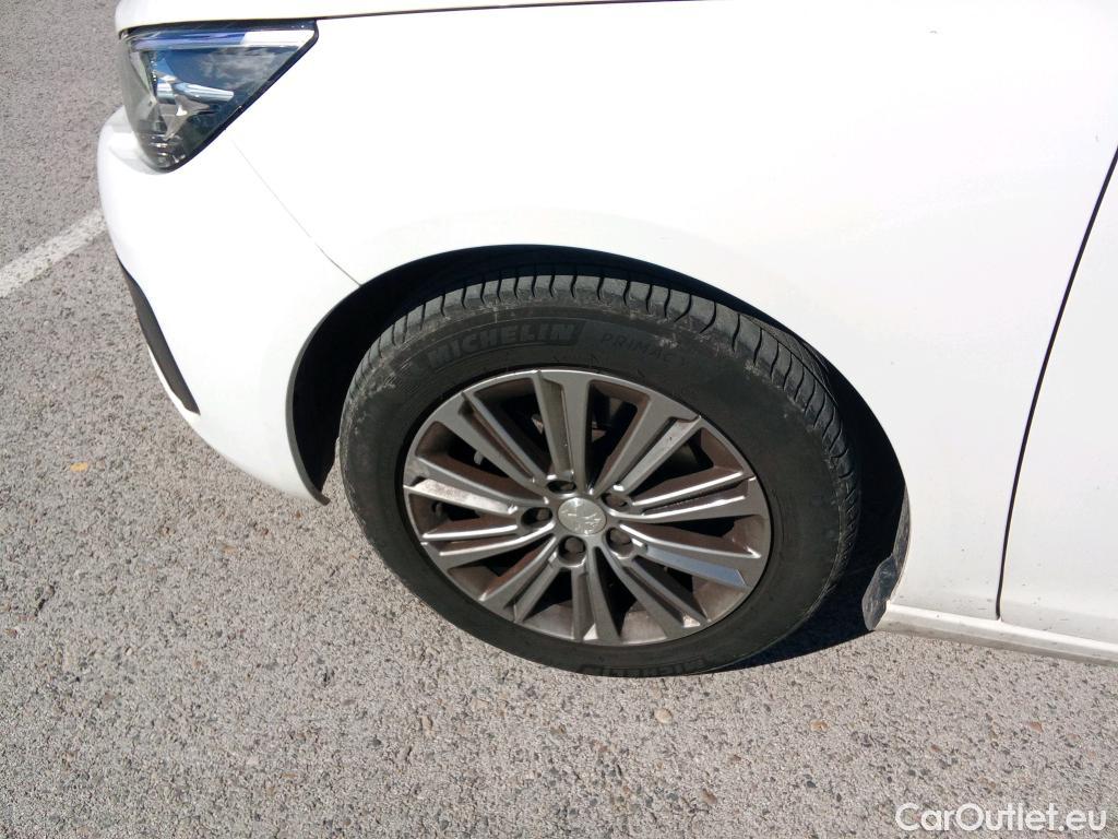  Peugeot  308 PEUGEOT  / 2017 / 5P / berlina con portón 5p Allure PureTech 130 S&S (CX) #3